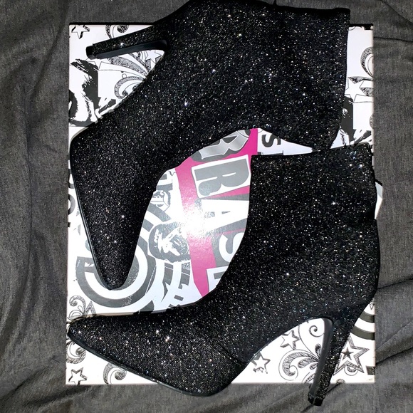 Womans size 5 booties - Picture 1 of 5